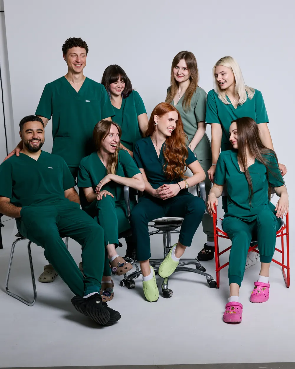 Zespół Centrum Rehabilitacji Pomoc w zielonych uniformach medycznych — zdjęcie grupowe